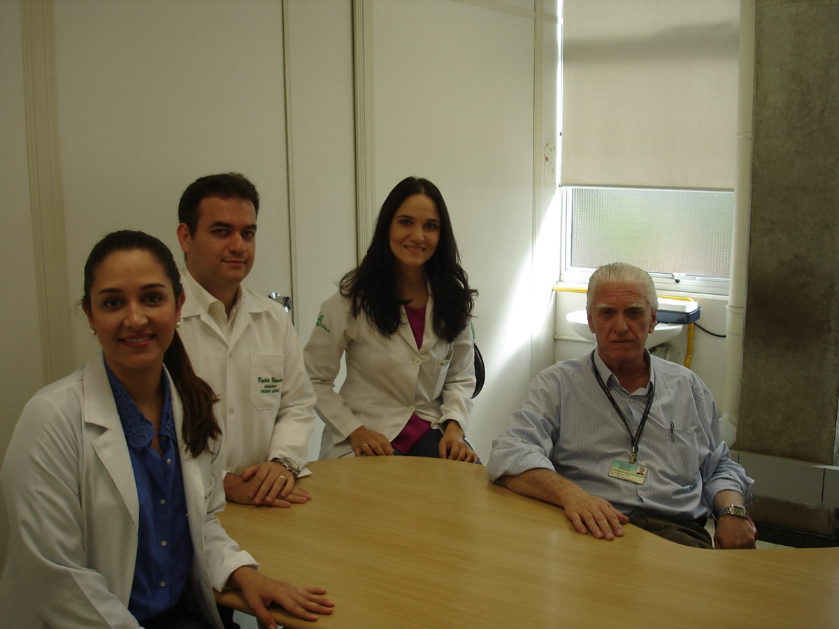 Prof. Dr. Luiz Jorge Fagundes, Coordenador Científico do CEADS e os Residentes Estagiários de DST de fevereiro de 2014.