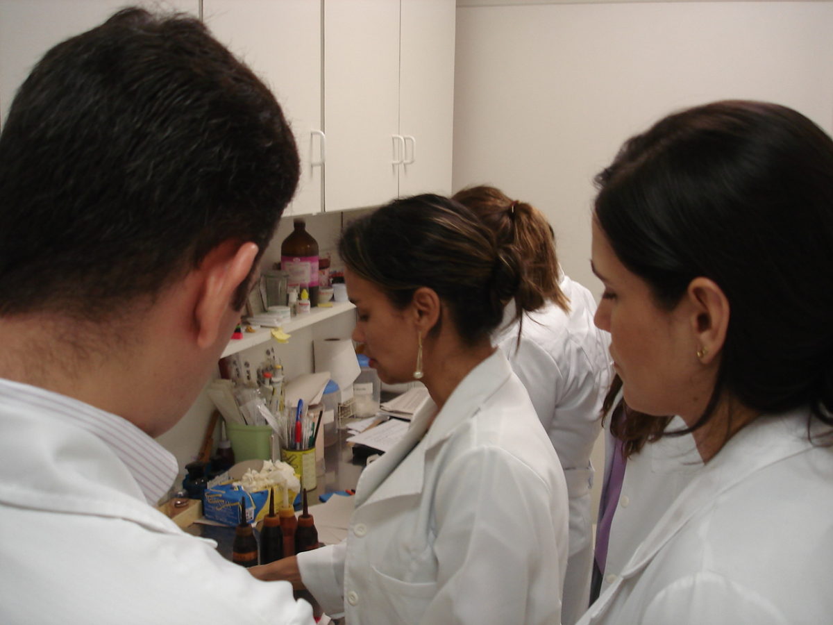 Biomédica Fátima Morais, Responsável pelo Laboratório de DST e os Residentes Estagiários de DST de fevereiro de 2014, durante a demonstração prática dos procedimentos de Laboratório em DST.