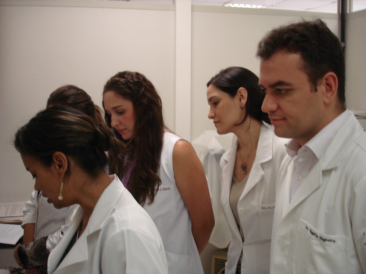 Residentes Estagiários de DST do mês de fevereiro, durante a demonstração prática dos Procedimentos no Laboratório de DST, sob a Coordenação da Biomédica Fátima Morais, Responsável pelo Laboratório de DST.