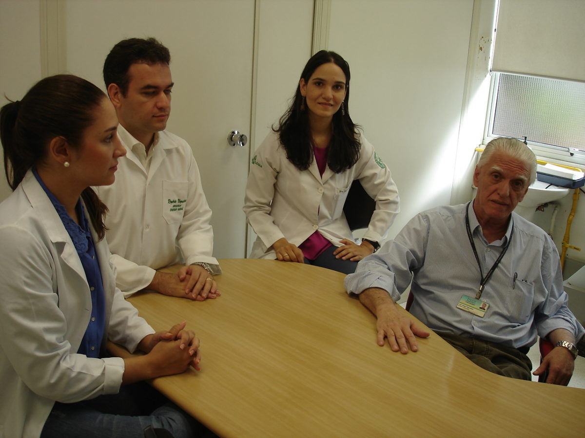 Prof. Dr. Luiz Jorge Fagundes, Coordenador Científico do CEADS e os Estagiários de DST de fevereiro de 2014, durante a aula sobre “Lista de Discussão em DST.