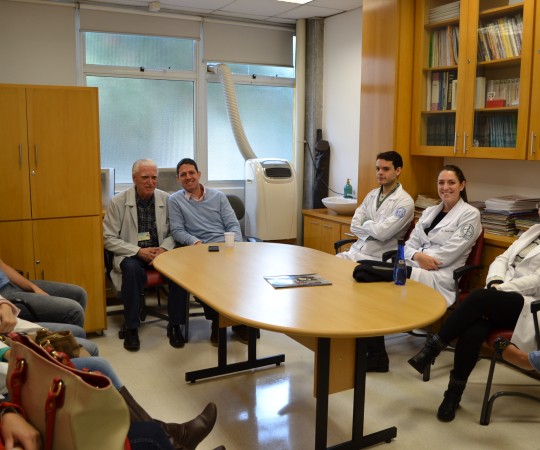 Os Residentes Estagiários de DST de abril de 2014, o Prof. Daniel Rothenberg, Colaborador do CEADS e o Prof. Dr. Luiz Jorge Fagundes, Coordenador Científico do CEADS, durante a Palestra sobre “Gestão de Conflitos”.