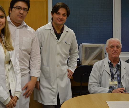 Prof. Dr. Luiz Jorge fagundes, Coordenador Científico do CEADS e os Residentes Estagiários de DST de junho de 2014.