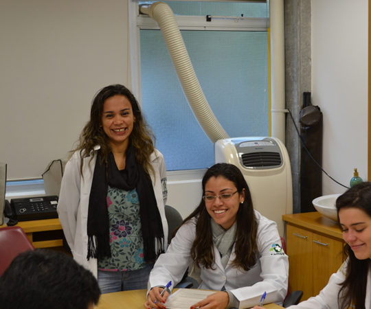 Biomédica Fátima Morais, Colaboradora do CEADS e os Residentes Estagiários de julho de 2014, durante a aplicação das Provas Teórico e Prática de DST.