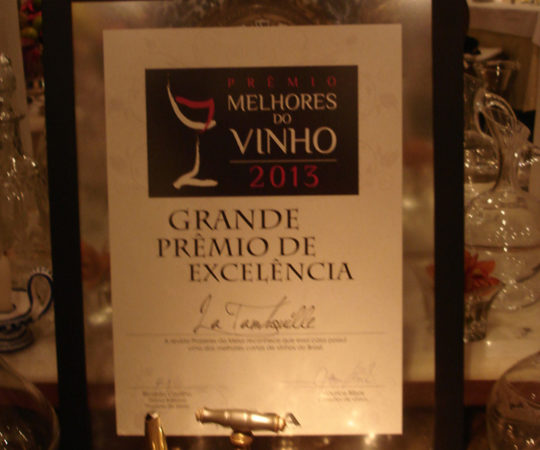 Prêmio: ” A Melhor Carta de Vinhos da Gatronomia Brasileira”, recebido pelo Restaurante La Tambouille, de propriedade do Sr. Giancarlo Bolla, que juntamente com sua esposa Gisele Gomes Bolla, sempre deram seu apoio aos Projetos do CEADS.