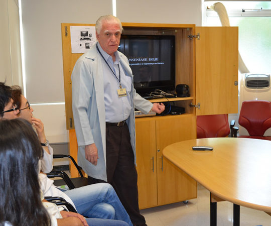 Os Residentes Estagiários de DST de Outubro de 2014 e o Prof. Dr. Luiz Jorge Fagundes, Coordenador Científico do CEADS, durante a apresentação do Documentário sobre “Hanseníase”.