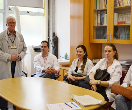 Prof. Dr. Luiz Jorge Fagundes, Coordenador Científico do CEADS e os Residentes Estagiários de DST de Novembro de 2014, durante a realização das Provas Teórica e Prática de DST.