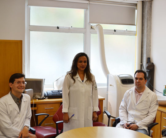 Biomédica Fatima Morais, Colaboradora do CEADS e os Residentes de Novembro de 2014, durante a realização do Pró Teste sobre DST.