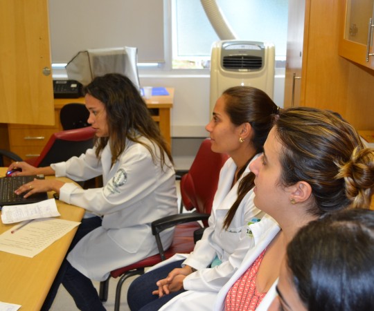 A Biomédica Fatima Morais, Colaboradora do CEADS e os Estagiários de DST de janeiro de 2015, durante o processo de dadastramento dos Residentes na Lista de Discussão de DST.