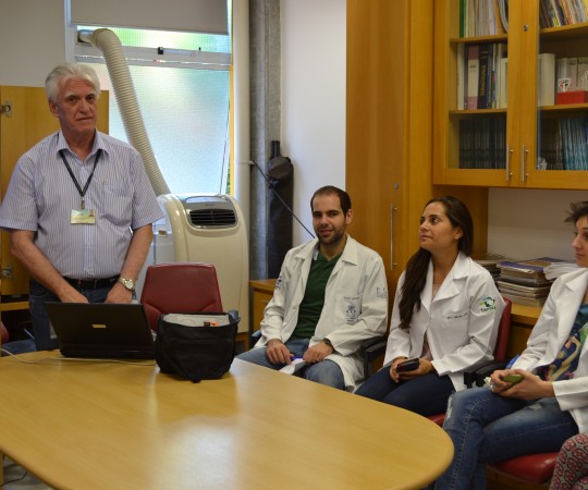 Os Residentes Estagiários de DST de janeiro de 2015 e o Prof. Dr. Luiz Jorge Fagundes, Coordenador Científico do CEADS, durante a Palestra sobre DST .