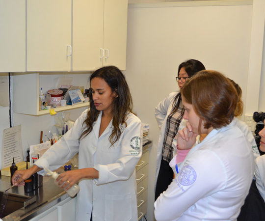 A Biomédica Fatima Morais, nas dependências do Laboratório de DST, preparando as lâminas para a demonstração dos principais agentes etiológicos das Doenças Sexualmente Transmissíveis aos Residentes Estagiários de DST de março de 2015.