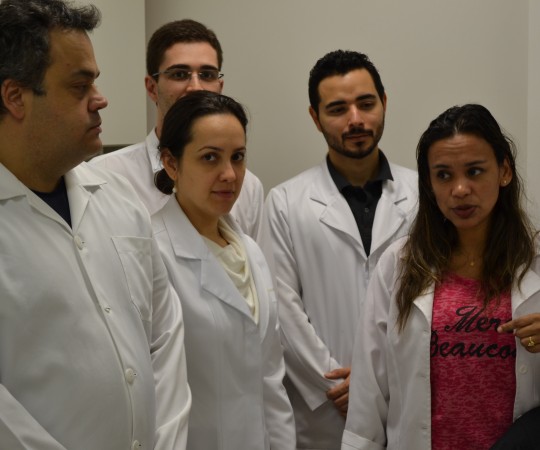 Os Residentes Estagiários de DST de agosto de 2015 e a Biomédica Fatima Morais, Colaboradora do CEADS e Responsável pelo Laboratórios de DST , durante a apresentação do acervo de lâminas do Centro de Saúde Escola Geraldo de Paula Souza da FSP USP.