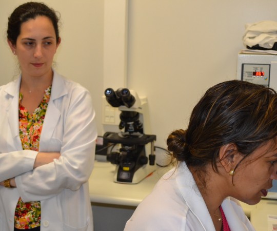 A Biomédica Fátima Morais, Colaboradora do CEADS e os Residentes Estagiáios de DST de outubro de 2015, durante a apresentação do Acervo de Lâminas da Dermatologia Sanitária.