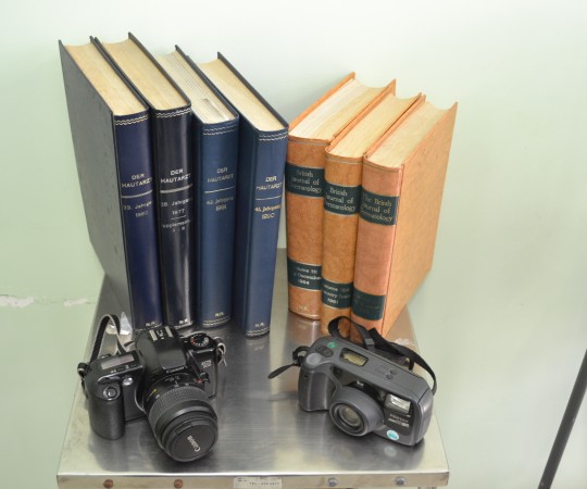 Os Livros e as Máquinas Fotográficas pertencentes ao Prof. Dr. Ney Romiti.