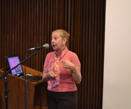 A Profa. Dra. Lana Aguiar do HC da FMUSP, cuja palestra foi sobre o tema: “Lesões da Vulva”.