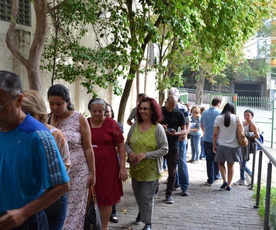 Aspecto da fila de pacientes que aguardavam pela consulta, durante a Campanha de Prevenção do Câncer da Pele, no Hospital Beneficência Portuguesa, que contou com o apoio do Centro de Estudos e de Apoio à Dermatologia Sanitária.