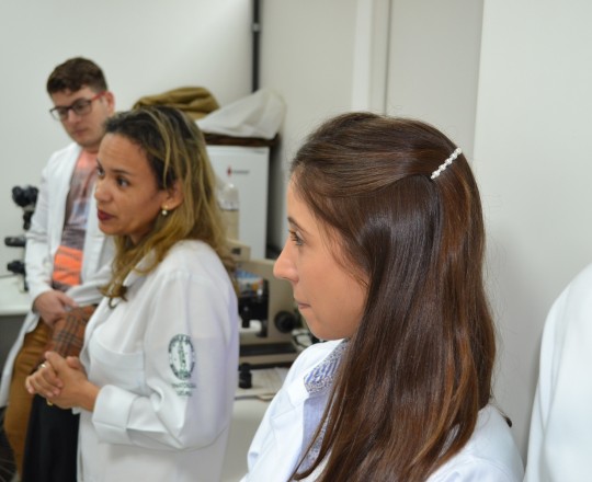 A Biomédica Fátima Morais, colaboradora do CEADS e Responsável pelo Laboratório de IST, junto aos estagiários de março de 2017, durante a prova Prática sobre Infecções Sexualmente Transmissíveis.
