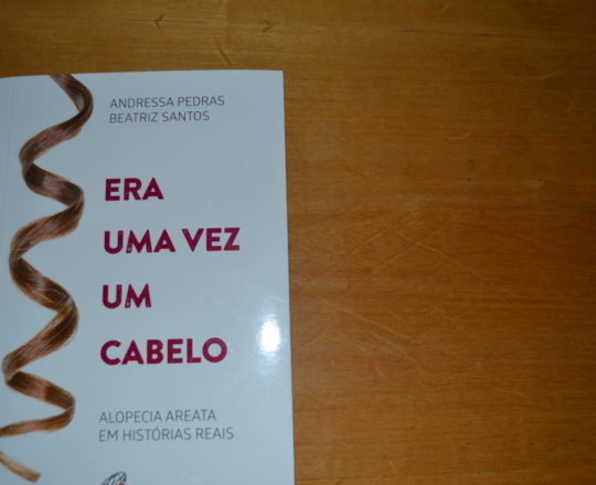 Capa do Livro “Era Uma Vez Um Cabelo”, das Jornalistas Andressa Pedras e Beatriz Santos.
