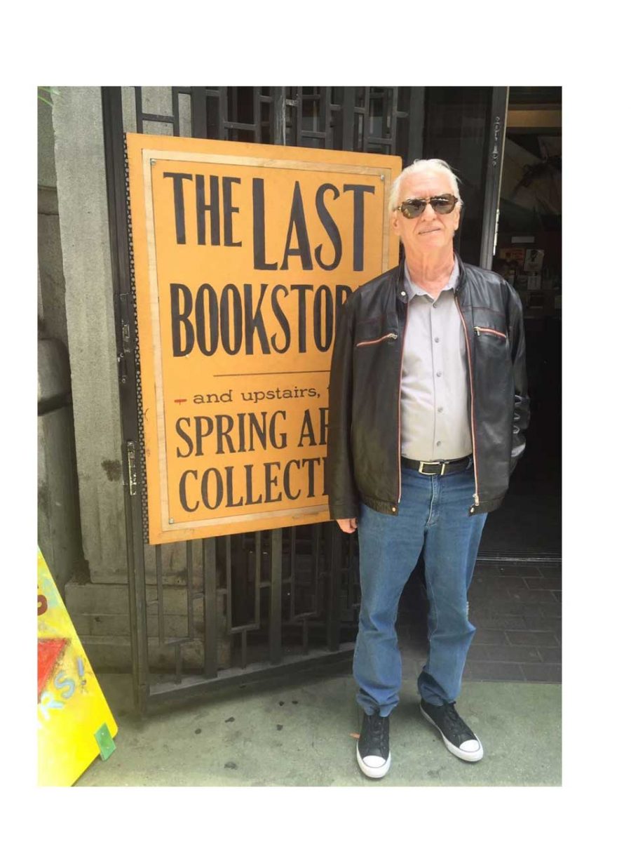 O Prof. Dr. Luiz Jorge Fagundes, Coordenador Científico do CEADS, diante da porta central da Livraria ” The Last Book Store” de Los Angeles.