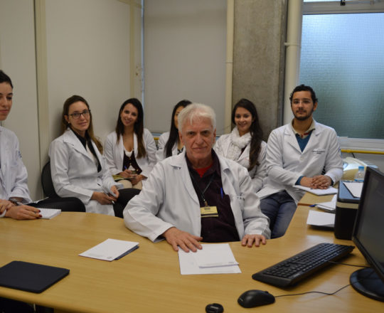 O Prof. Dr. Luiz Jorge Fagundes, Coordenador Científico do CEADS e os Estagiários de DST e IST do mês de junho de 2017, durante a Palestra sobre “Sífilis Congênita”.