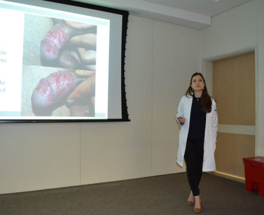 A Dra. Nathalia Targa Pinto, Dermatologista Sanitária e Colaboradora do CEADS, durante sua apresentação aos Estudantes do Projeto “Winter School”.