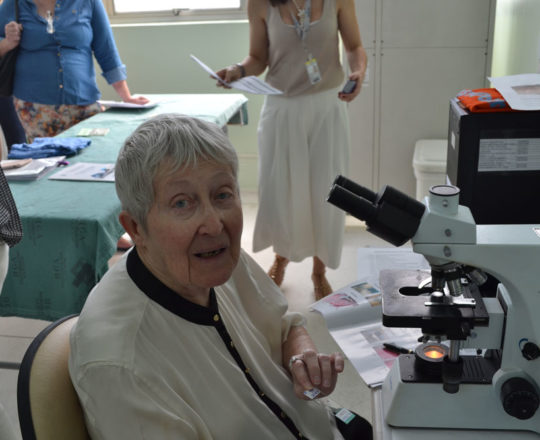 A Profa. Dra. Helena Miller, Patologista e Colaboradora do CEADS, durante o exame das lâminas da XV Jornada Dermatológica Prof. Dr. Ney Romiti