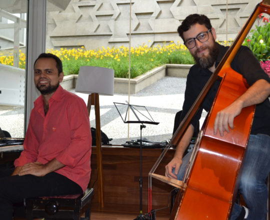 Os Músicos Luciano Ruas e Davi Martin, durante a apresentação de ambos ,Colaboradores do CEADS.