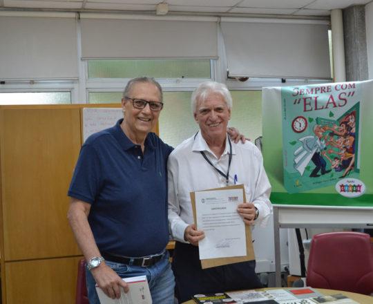 O Prof. Dr. Luiz Jorge Fagundes, Coordenador Científico do CEADS, no momento da entrega do Certificado de Palestrante ao Prof. Wesley Wey Jr.