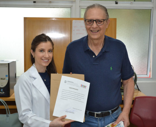 O Prof. Wesley Wey Jr. , recebe das mãos da Dra. Nathalia Targa Pinto, Colaboradora do CEADS, o Certificado de Palestrante do tema: “Consequências de uma Gestão Despreparada”.