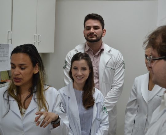 A Dra. Nathalia Targa Pinto, Colaboadora do CEADS , a Biomédica Fátima Morais, Responsável pelo Laboratório de DST e os Estagiários de DST de outubro de 2017, durante a apresentação do laminário do CEADS.