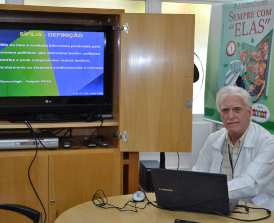 O Prof. Dr. Luiz Jorge Fagundes, Coordenador Científico do CEADS, durante a Palestra sobre “Situação Atual da Sífilis Congênita no Brasil”.