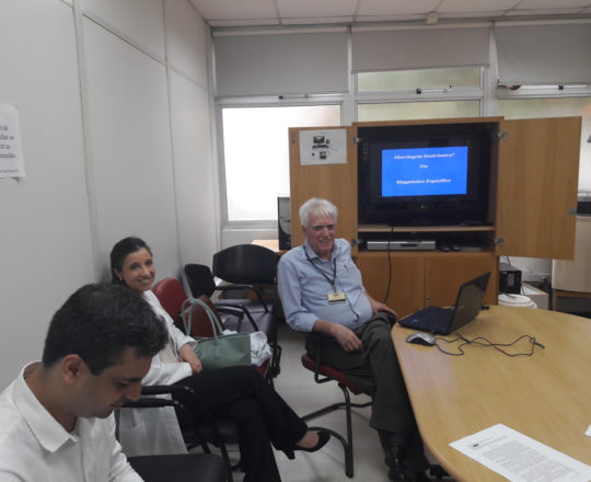 O Prof. Dr. Luiz Jorge Fagundes, Coordenador Científico do CEADS, a Dra. Nathalia Targa Pinto e os Estagiários de DST de março de 2018, durante a Palestra sobre Abordagem Sindrômica em DST.