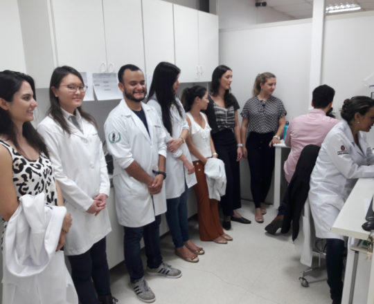 A Biomédica Fátima Morais e os Estagiários de DST do mês de março de 2018, durante a exposição do acervo de lâminas do CEADS.