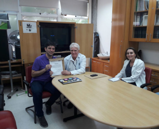 O Prof. Dr. Luiz Jorge Fagundes, Coordenador Científico do CEADS , durante a entrega do Certificado de Palestrante ao Prof. Gustavo Haramura.
