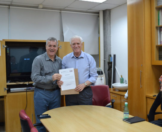 O Prof. Dr. Luiz Jorge Fagundes, entrega, ao Prof. Lucas Blanco, o Certificado de Palestrante do Curso sobre “Fundamentos da Gestão”