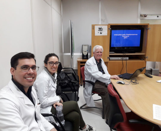 O Prof. Dr. Luiz Jorge Fagundes e os Estagiários de DST de setembro de 2018, durante a Palestra sobre “Infecção pelo HPV.