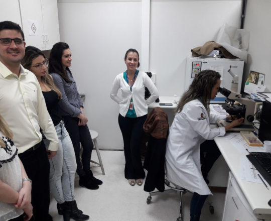 A Biomédica Fátima Morais e os Estagiários de DST de outubro de 2018, durante a apresentação do laminário do CEADS.