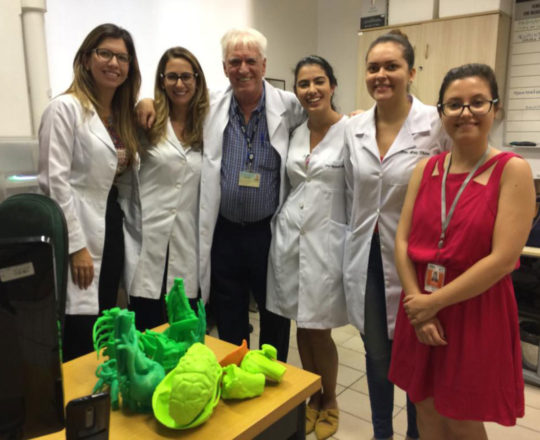 O Prof. Dr. Luiz Jorge Fagundes e as Estagiárias de DST, no Laboratório da Telemedicina