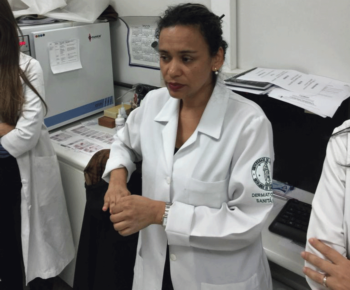 A Biomedica Fatima Morais, durante a Exposição de lâminas do acervo do CEADS