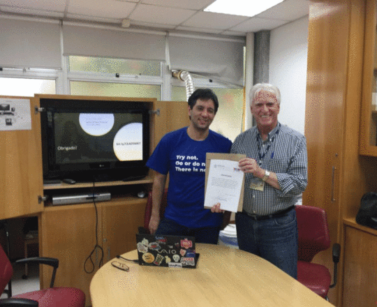 O Prof. Dr. Fagundes entrega ao Prof. Gustavo Haramura o Certificado de Palestrante