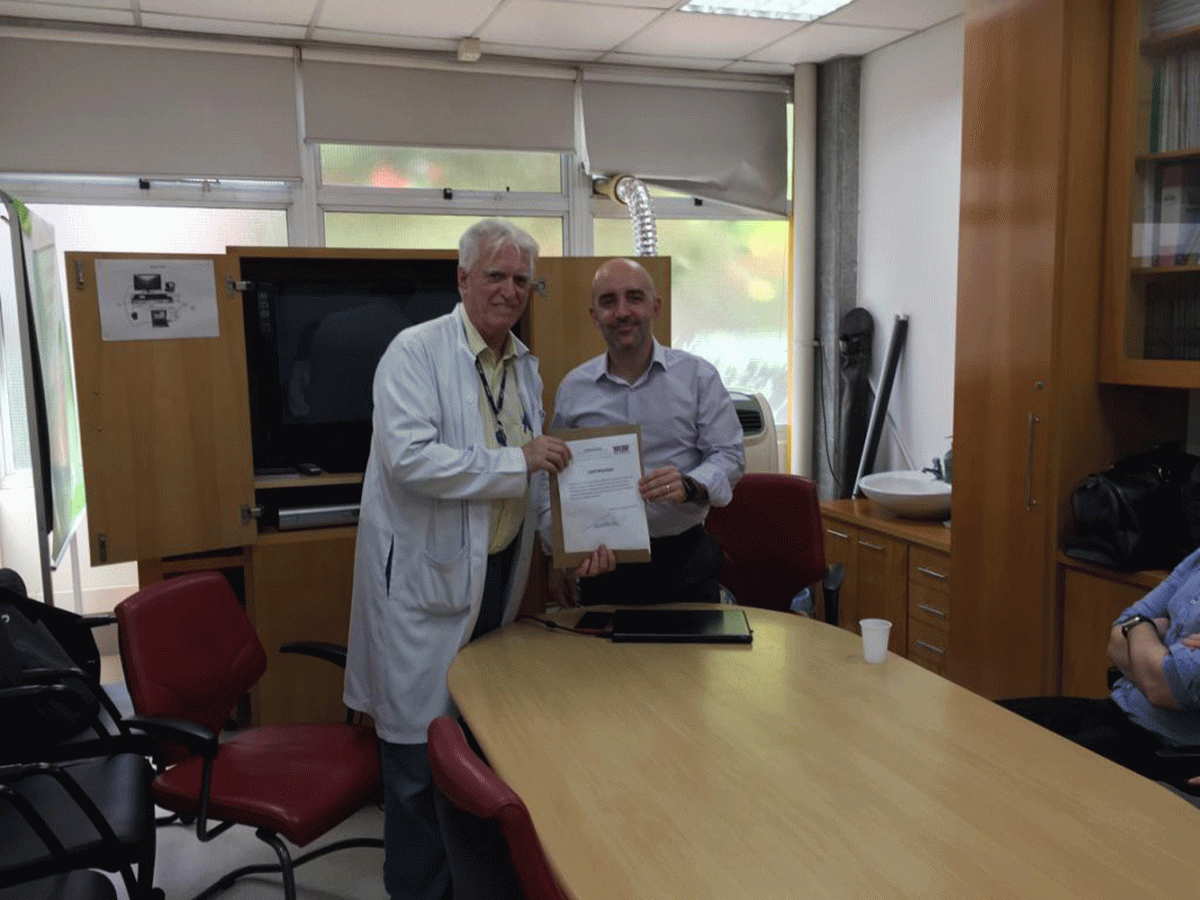 O Prof. Dr. Fagundes faz a entrega do Certificado de Palestrante ao Prof. Gustavo Ferreira.