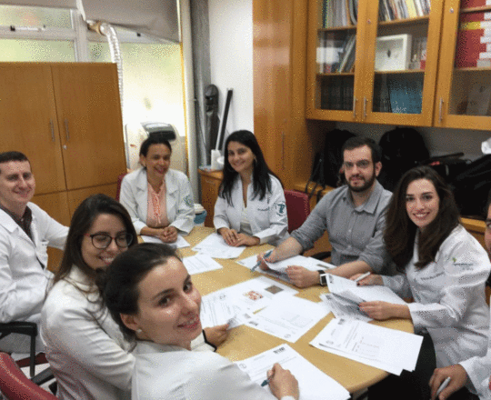 A Biomédica Fatima Morais e os Estagiários de DST de fevereiro de 2019, durante as Provas Finais do Estágio