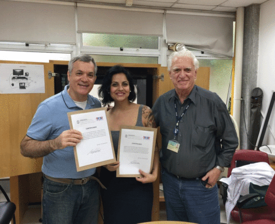 O Prof. Dr. Fagundes faz a entrega do Certificado de Palestrantes a Profa. Joicy Karoline Britts de Oliveira e ao Prof. Lucas Blanco.