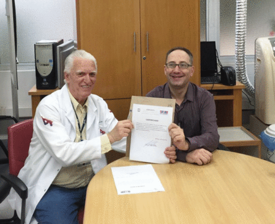 O Prof. Dr. Fagundes faz a entrega do Certificado de Palestrante ao Prof. Theo Lerner