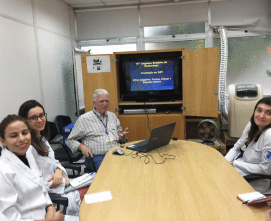 O Prof.Dr. Fagundes e os Estagiários de DST de março de 2019, durante a Palestra sobre “Sifilis Congenita”