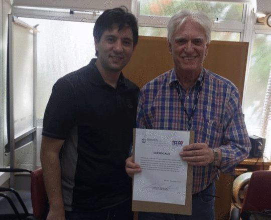 O Prof. Dr. Fagundes faz a entrega do Certificado de Palestrante ao Prof. Gustavo Haramura