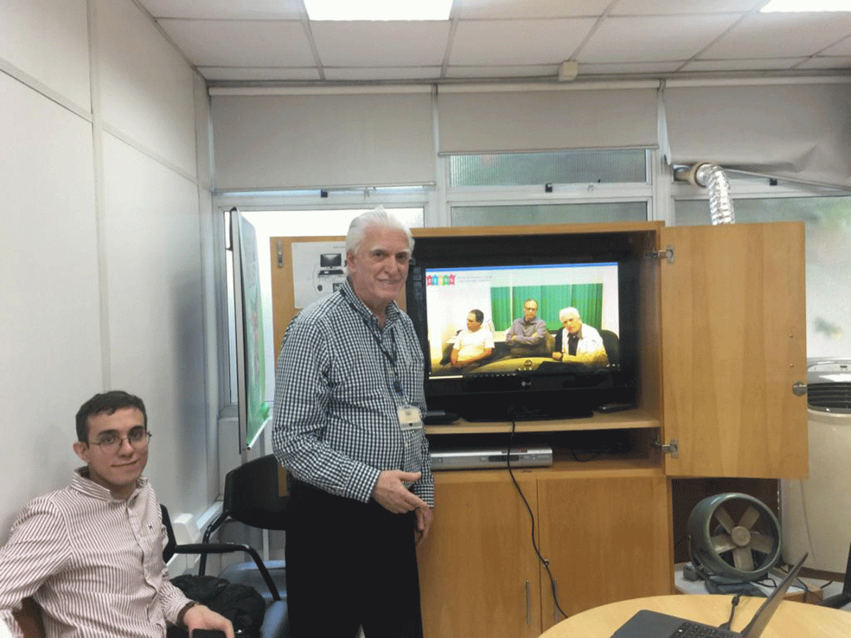 O Prof. Dr. Fagundes e os Estagiários de DST de abril de 2019, durante a apresentação do vídeo sobre Gestão