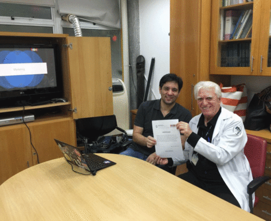 O Prof. Dr. Fagundes faz a entrega do Certificado de Palestrante ao Prof. Gustavo Haramura
