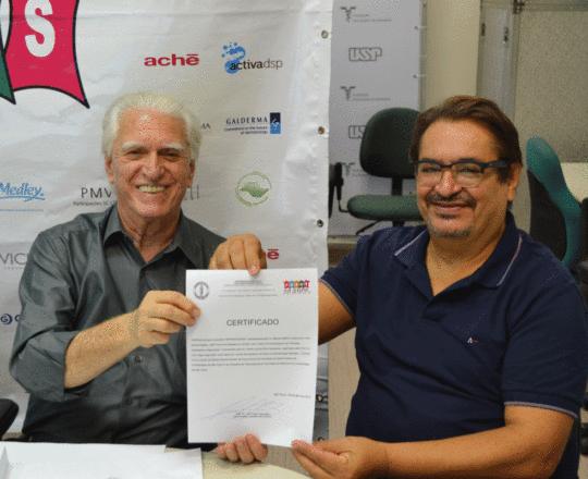 O Prof. Dr. Luiz Jorge Fagundes faz a entrega do Certificado de Patrocínio Exclusivo ao Sr. Marcos Martins da YMPRESSOGRAF