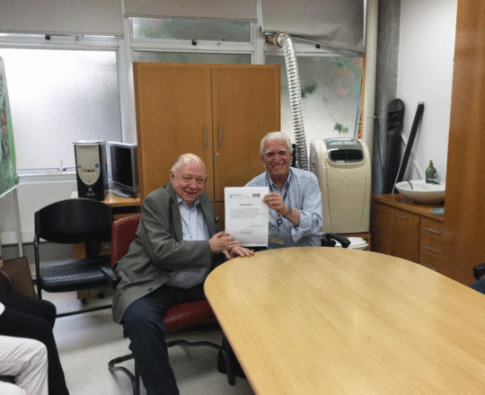 O Prof. Dr. Fagundes faz a entrega do Certificado de Palestrante ao Prof. Dr. Sidnei Martini