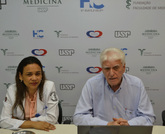 O Prof. Dr. Fagundes e a Biomédica Fátima Morais, durante a apresentação do 87 Fórum de Debates do CEADS.